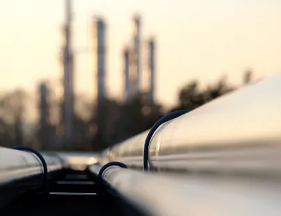 A close up of a long line of pipes